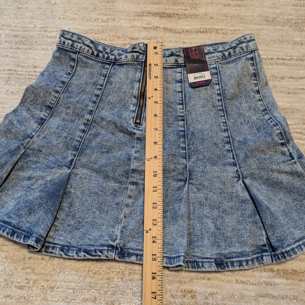 No Boundaries Denim Mini Skirt Juniors Sz 13 Acid Wash Pleated Exposed Zip Y2K - Picture 7 of 8